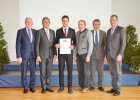Landkreis Schwandorf: Regierungspräsident Axel Bartelt (2.v.li.) mit dem Absolventen und Ehrengästen 