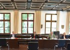 Beim Runden Tisch informierten sich Regierungspräsident Axel Bartelt (3 v. l.) und Landrat Roland Grillmeier (2. v. l. ) über die Sorgen und Nöte der Oberpfälzer Teichwirte. (Foto: Kathrin Kammermeier/Regierung der Oberpfalz)