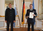 Kreisbrandinspektor Mario Bierl aus Arnschwang mit Regierungspräsident Axel Bartelt 