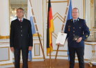 Kreisbrandinspektor Christof Strobl aus Vilseck mit Regierungspräsident Axel Bartelt