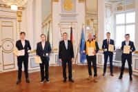 Maurice Strauch, Levi Jobst, Regierungspräsident Axel Bartelt, Jürgen Eberwein, Leopold Fischer, Alexander Graf von Ballestrem (v.li.)