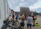 Teilnehmerinnen und Teilnehmer der Fahrradexkursion stehen vor dem Konzerthaus in Blaibach und werden von der 1. Bürgermeisterin über die Gestaltung informiert