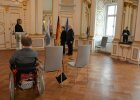 Regierungspräsident Axel Bartelt übergibt die Pflegemedaille an Elisabeth und Hermann Schanzer