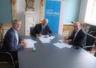 Regierungspräsident Walter Jonas, Ludwig Friedl von der Energieagentur Regensburg und Matthias Rösch vom etz Nordoberpfalz unterzeichneten die Verträge zum Energiecoaching von Kommunen 