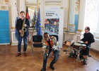 Band "Mandela Trio" tritt beim Integrationspreis der Regierung der Oberpfalz auf und interagiert mit dem Publikum