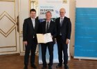 Preisträger Günter Reiß zusammen mit Sandro Kirchner, Staatssekretär des Innern, für Sport und Integration und Regierungspräsident Walter Jonas.