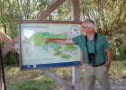 Gebietsbetreuer Peter Zach zeigt den Anwesenden einen Punkt auf einer Übersichtskarte der Regentalaue
