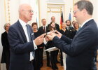 Taktstock für den neuen Regierungspräsidenten von Oberfranken: Regierungspräsident Walter Jonas überreicht Florian Luderschmid einen Taktstock