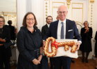 Regierungspräsident Walter Jonas überreicht der neuen Regierungsvizepräsidentin Christiane Zürn symbolische Schlüssel