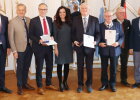 Gruppenfoto der Geehrten aus dem Landkreis Tirschenreuth mit Regierungspräsident Walter Jonas (1.v.l.) und Ehrengästen