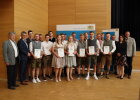 Absolventinnen und Absolventen der Berufsschule Neunburg vorm Wald mit Ehrengästen