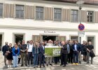 Teilnehmer der Exkursion Flächensparen vor dem sanierten Rathaus II in Tirschenreuth