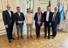 Gruppenfoto im Großen Sitzungssaal der Regierung der Oberpfalz: Regierungspräsident Walter Jonas steht mit dem Lebensretter aus Grafenwiesen und mehreren Ehrengästen.