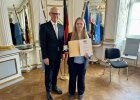 Regierungspräsident Walter Jonas steht neben Fanny Kretschmer, die Urkunde und Medaille für ihre lebensrettende Erste-Hilfe-Leistung erhält.