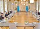 Die Führung von Regierung der Oberpfalz und Stadt Regensburg tagen im Spiegelsaal